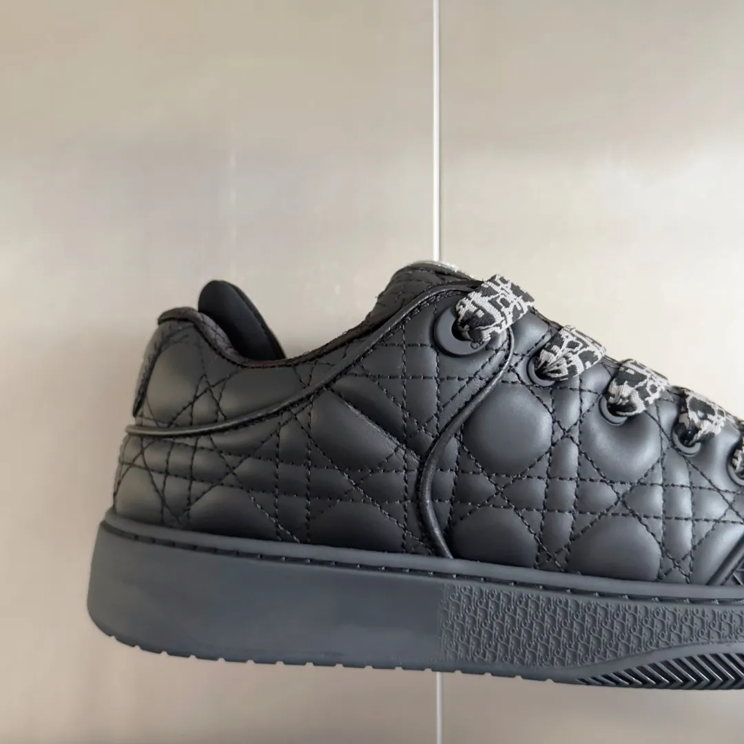 [DIOR] P: 820💰 Men's 39-44. (Male 38. 45. Customized) Dior Dior B9S series top version bread shoes casual sports shoes skate shoes original purchase development and production This new B9S skateboard sneakers are inspired by skateboarding and Dior's high-order spirit. Crafted from navy blue cotton tweed, the classic cannage pattern is reinterpreted with grained calfskin details in homage to Dior's savoir-faire. Padded tongue and technical fabric leg provide ideal comfort. Iconic details abound throughout the design, such as the Dior signature on the heel and tongue, cannage-patterned panels, and the rubber Dior Charm signature on the side inspired by the Dior logo. The rubber soles engraved with Oblique printing with a gradient effect are more refined and can add a high-end temperament to various looks. Exquisite packaging at the delivery counter🛍📦 ▪️Fabric: Original customized first-layer cowhide + tweed ▪️Inner lining: Customized breathable lining ▪️Outsole: Original open-molded anti-slip TPU material ▪️Sole thickness: 3.5CM.